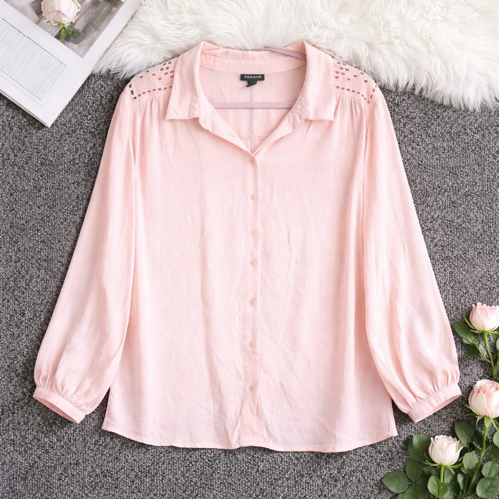 Torrid 5‎ Pink Crinkle Gauze Eyelet Shoulder Button Down Blouse Plus  5X